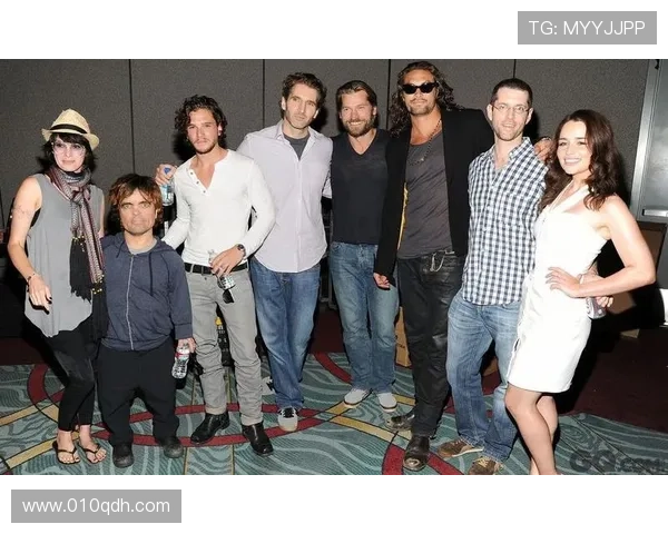 星光璀璨，荣耀之夜：重温2011年艾美奖的经典瞬间