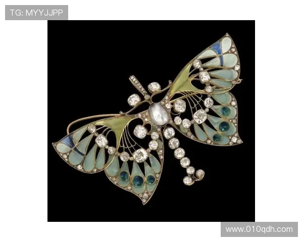 DaisyLowe：英伦时尚的灵动缪斯，不止于光鲜的霓裳